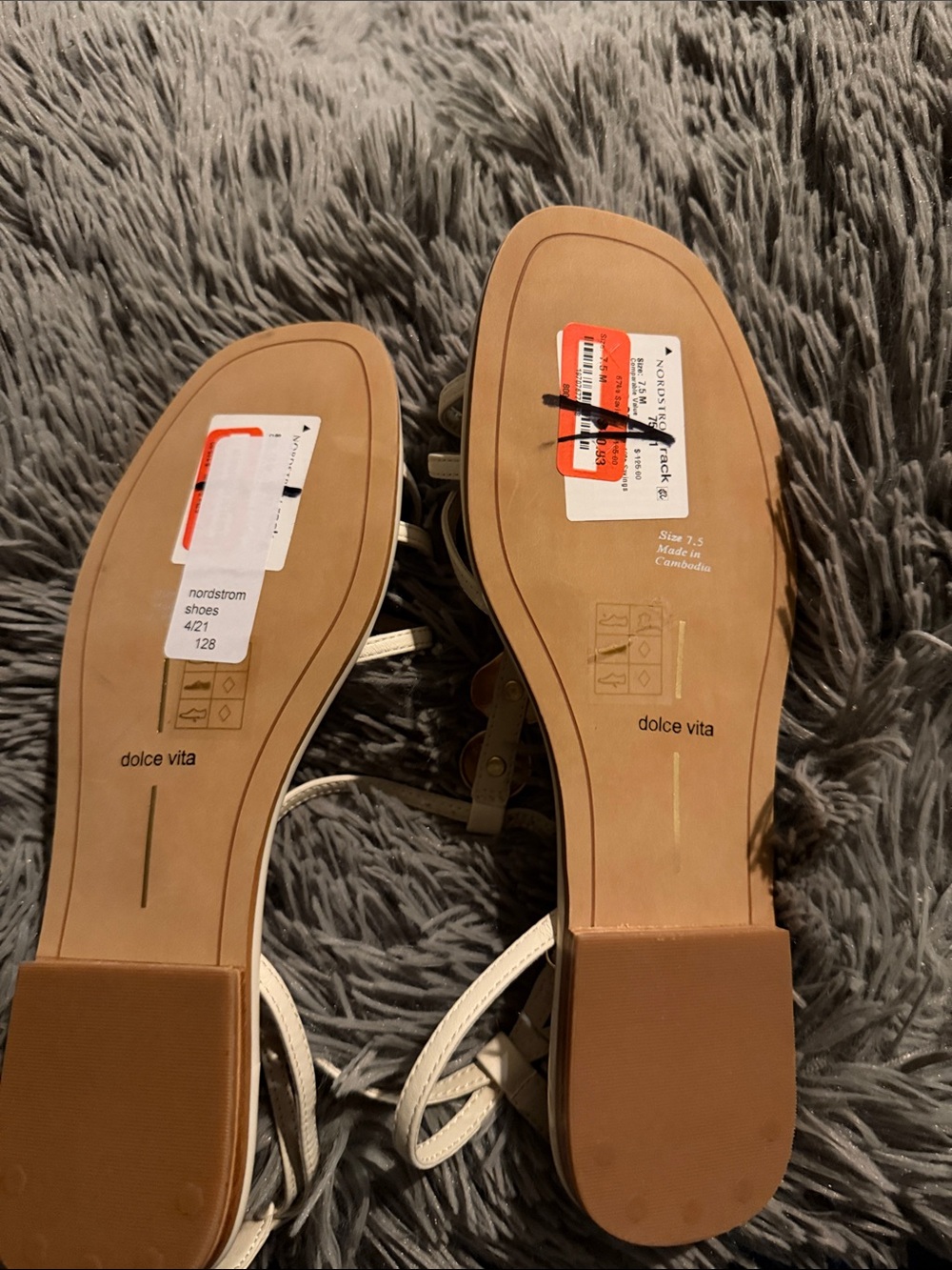 Dolce Vita white leather T-strap sandals with gold accents - Picture 2 of 3